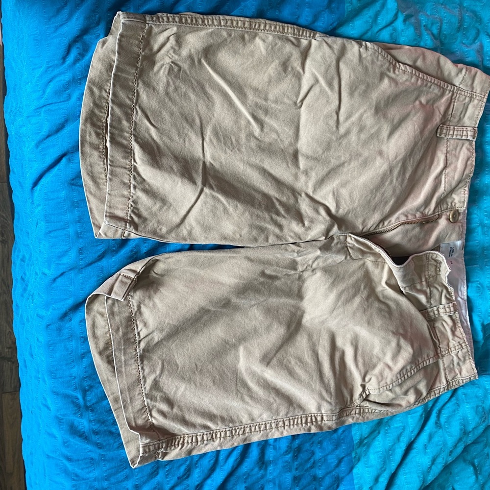Men’s Old Navy lived in straight shorts. Waist 31.